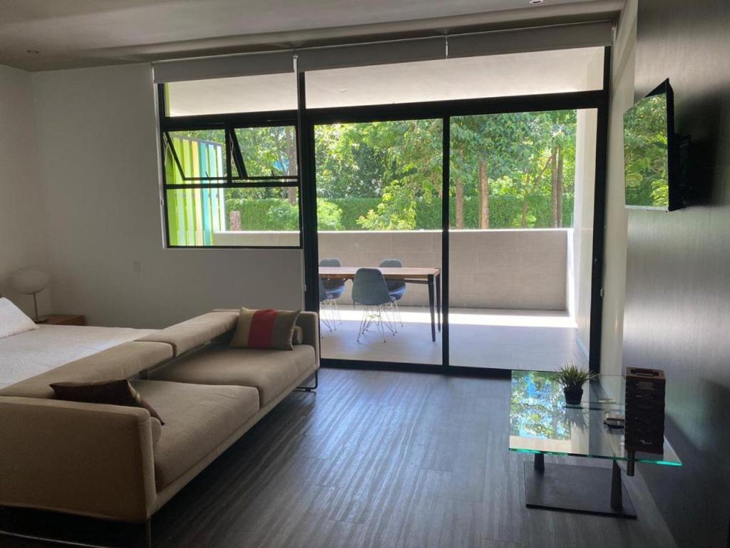Bee Suites Santa Ana Exterior photo
