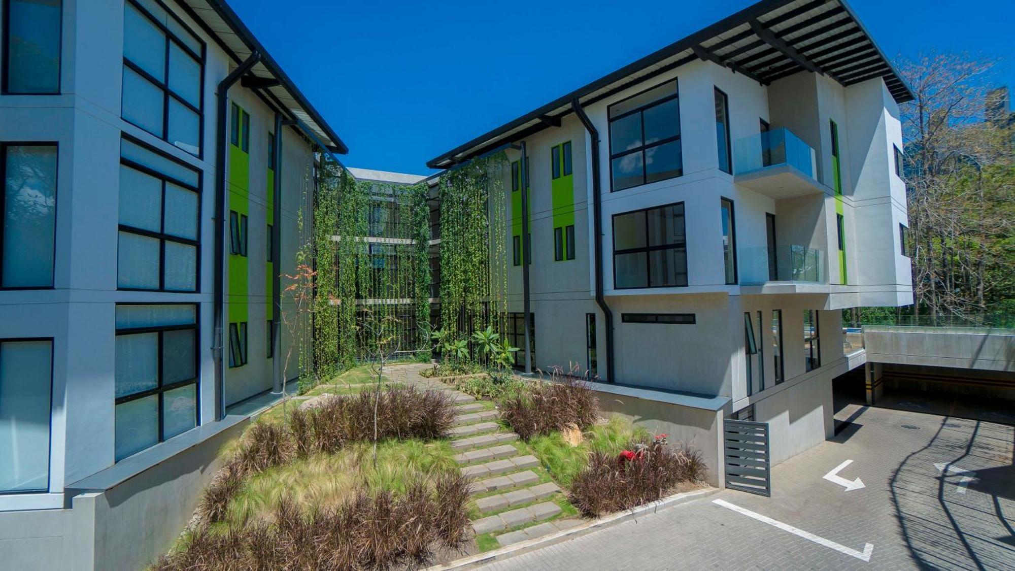 Bee Suites Santa Ana Exterior photo