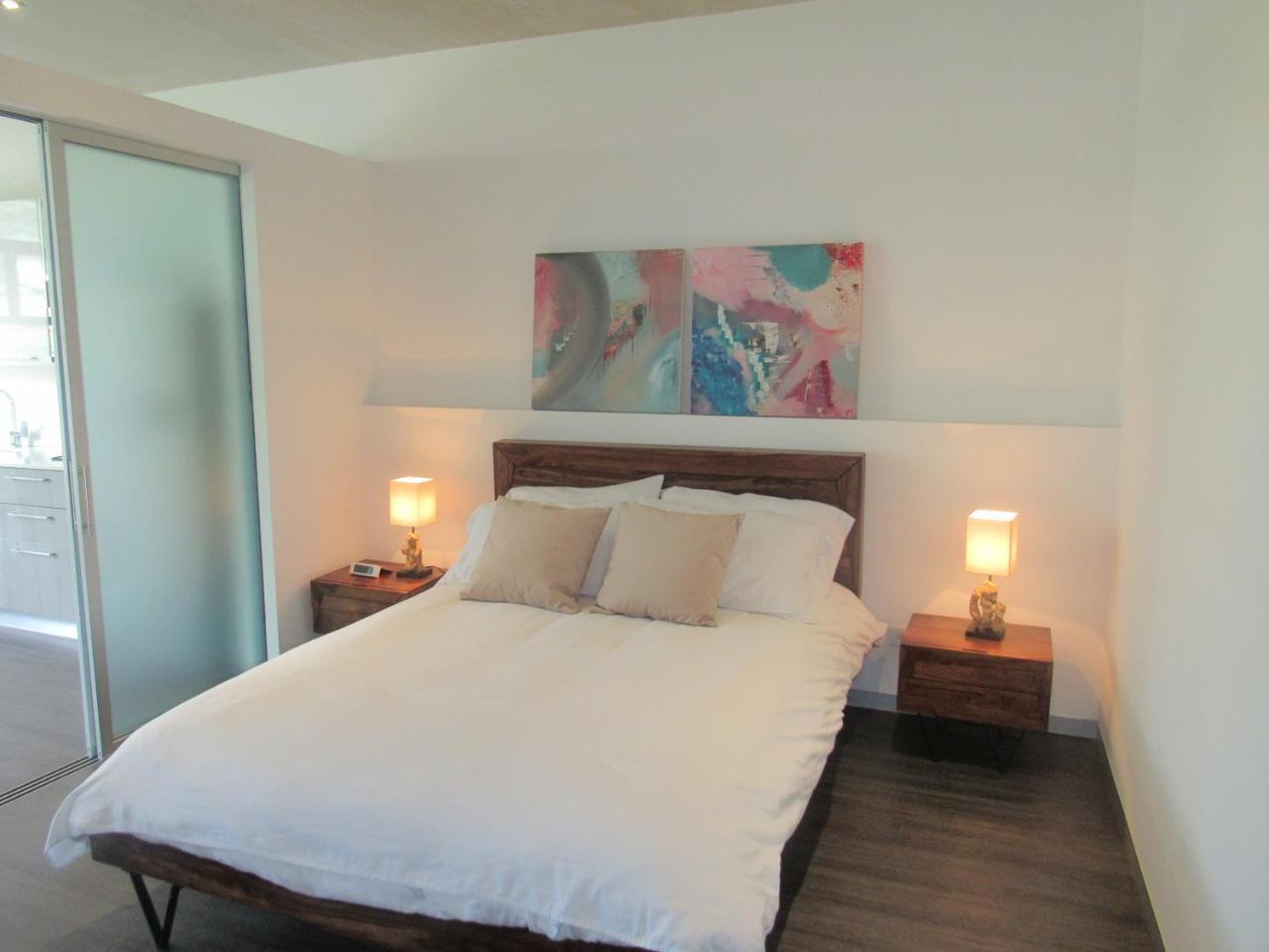 Bee Suites Santa Ana Exterior photo